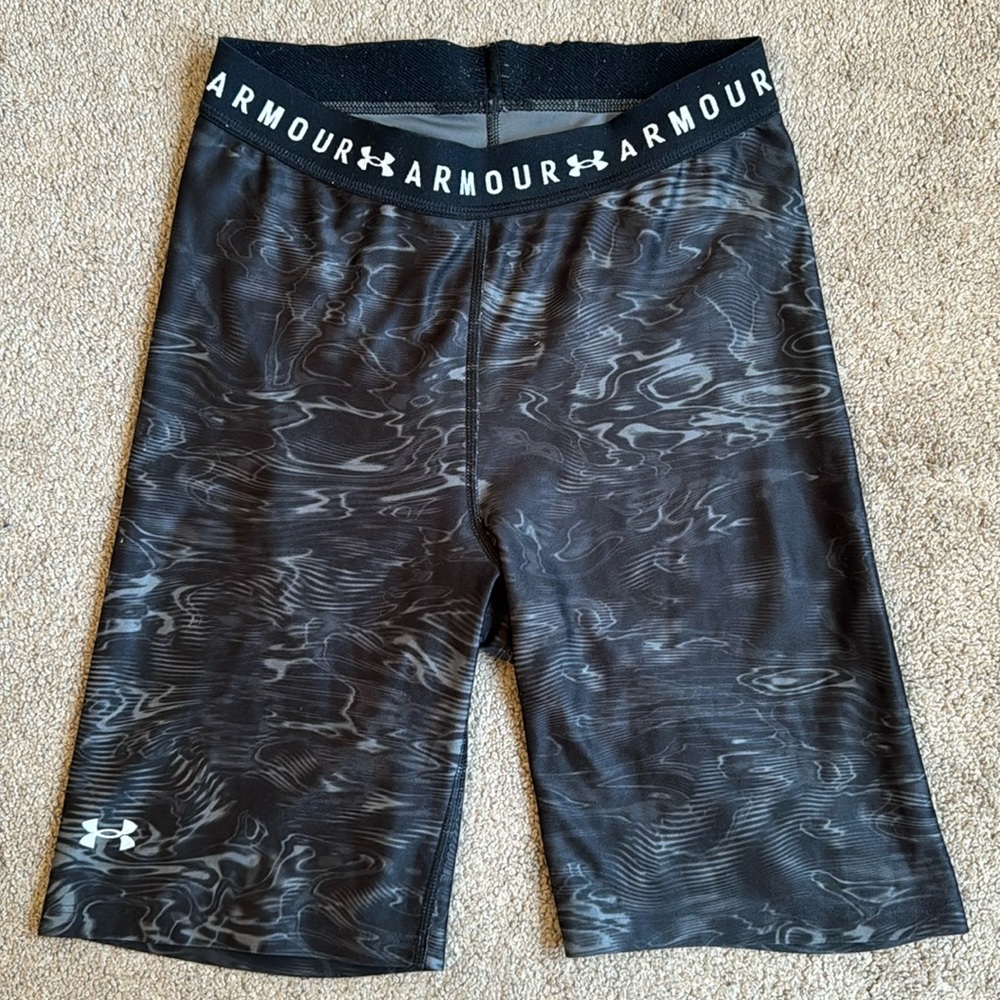 Women’s Under Armour Compression Biker Shorts- Measurements included!
